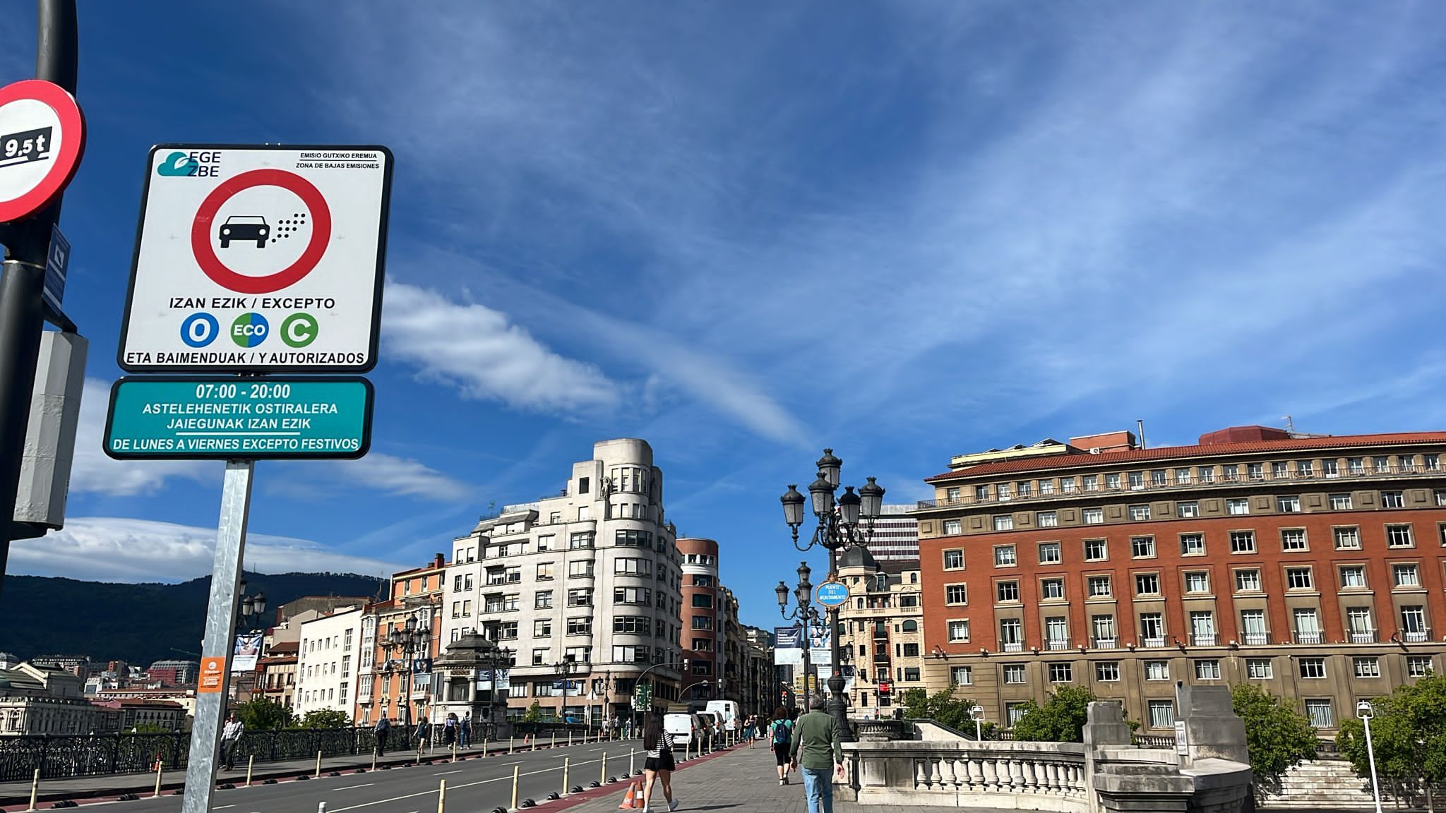 Señalización vertical para advertir de la entrada en la ZBE bilbaína