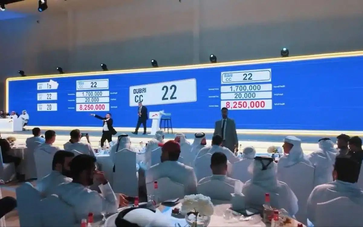 Subasta de la matrícula 'CC22' en el emirato de Dubai, a finales de abril.