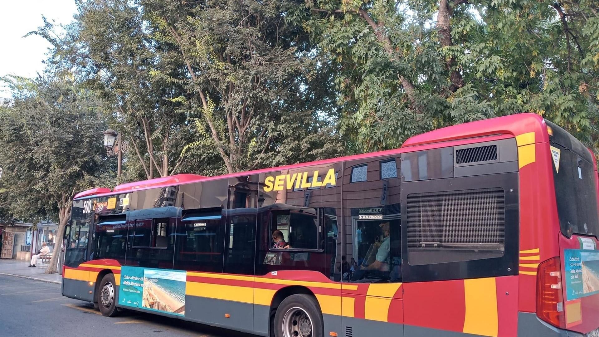 Un autobús del servicio municipal de Tussam Un autobús del servicio municipal de Tussam
