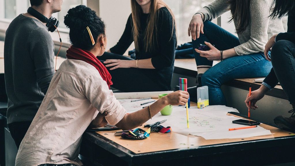 Un grupo de alumnos estudiando