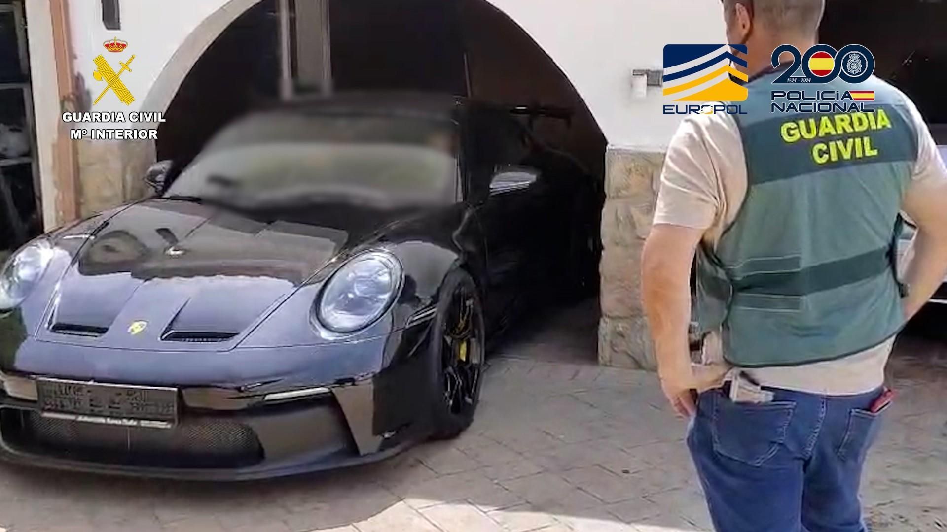 Un Guardia Civil frente a un vehículo intervenido.