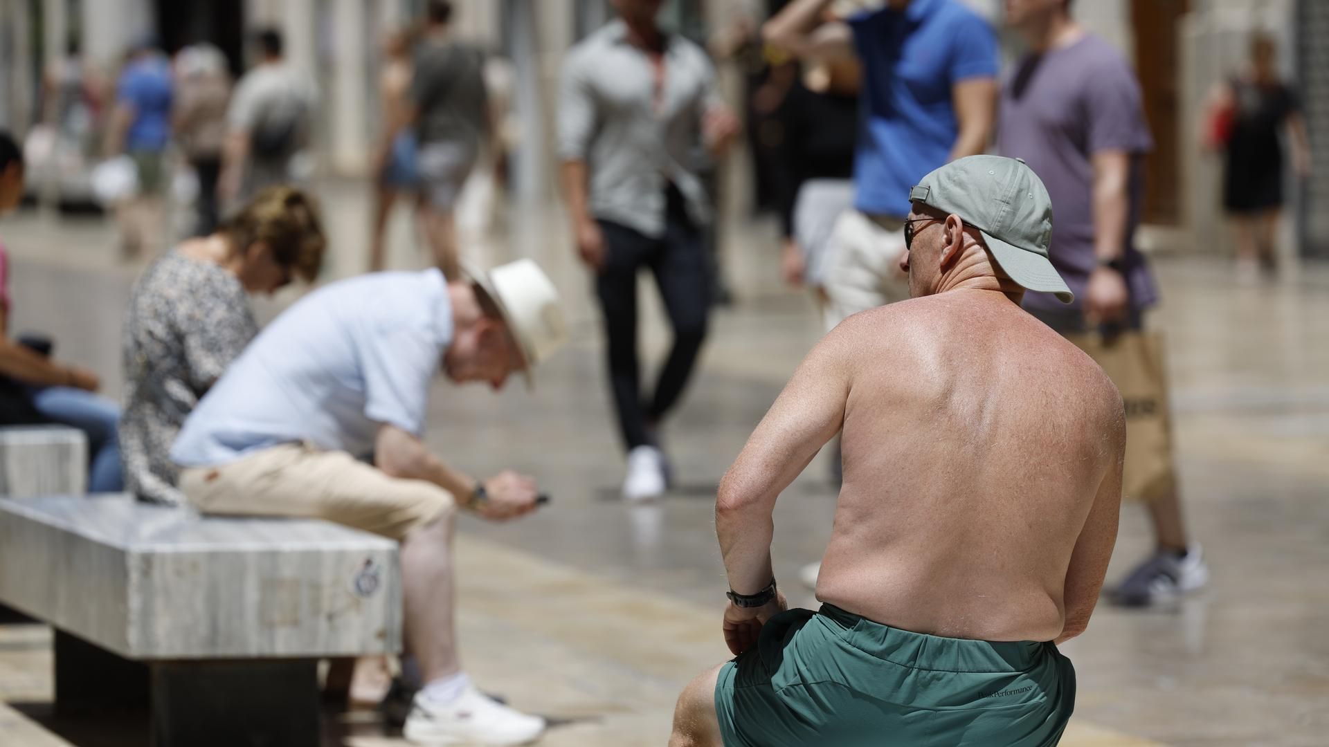 Un turista toma el sol sin camiseta en plena calle Larios Un turista toma el sol sin camiseta en plena calle Larios