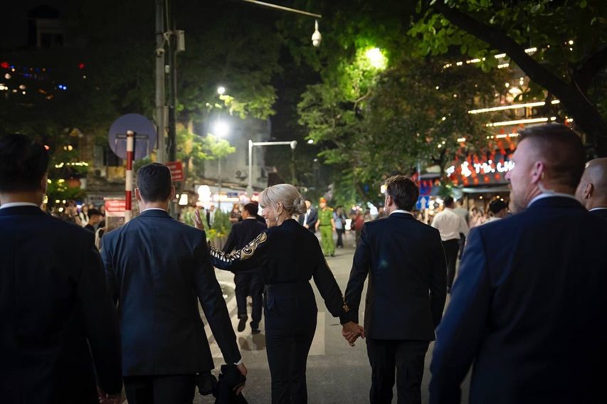 Vuelve la calma para el matrimonio Macron: las imágenes de su paseo romántico por Hanói, Vietnam