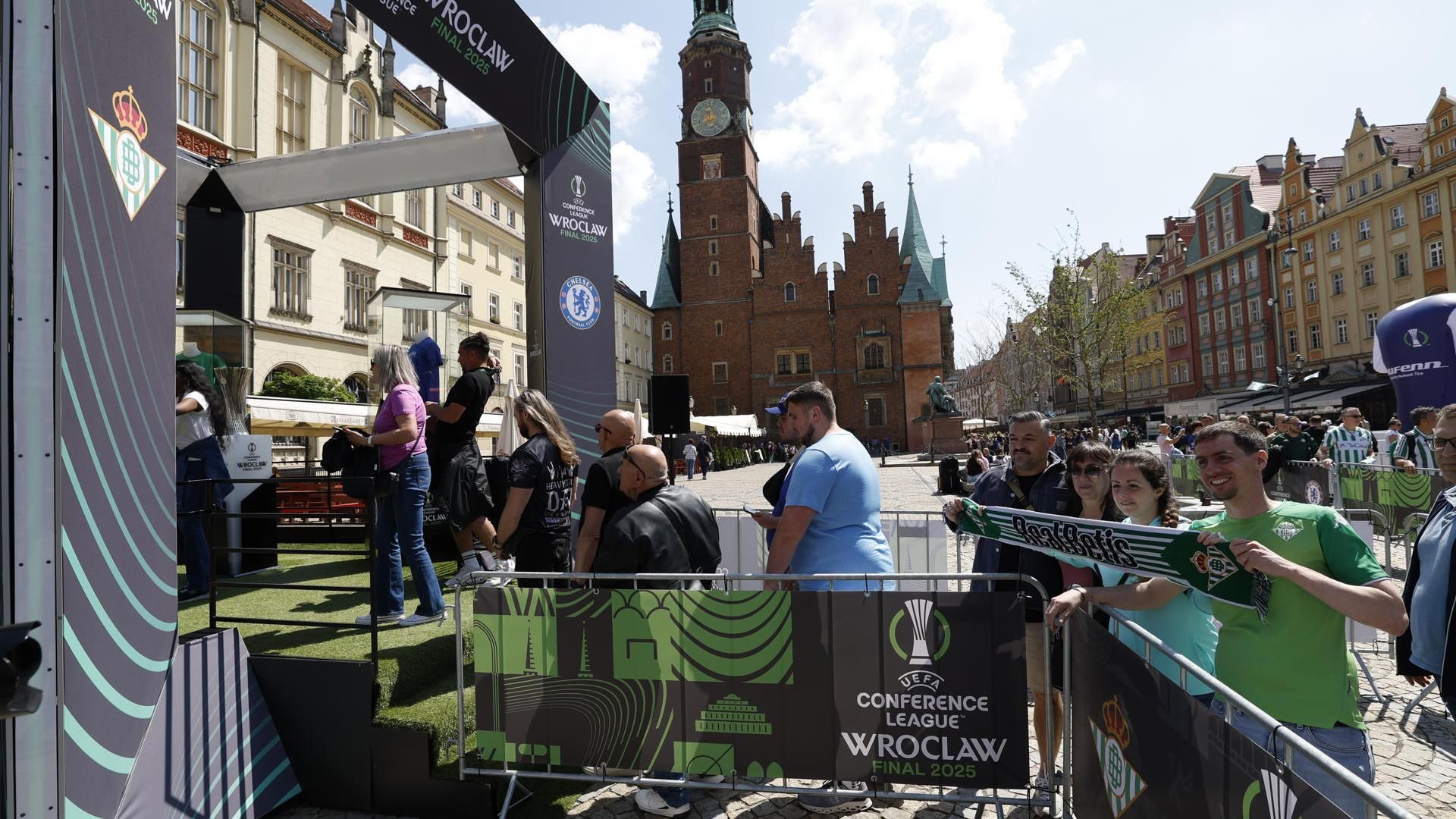 Aficionados del Betis y el Chelsea se enzarzan en una pelea en el centro de Breslavia, Polonia, antes de la final de Conference League
