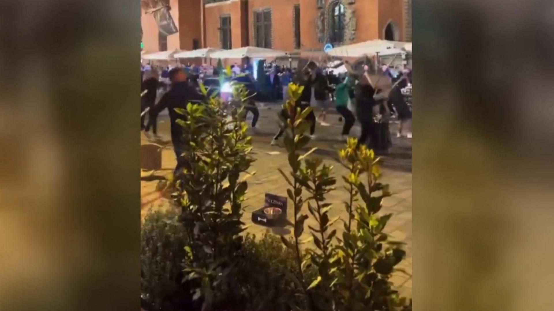 Aficionados del Betis y el Chelsea se enzarzan en una pelea en el centro de Breslavia, Polonia, antes de la final de Conference League