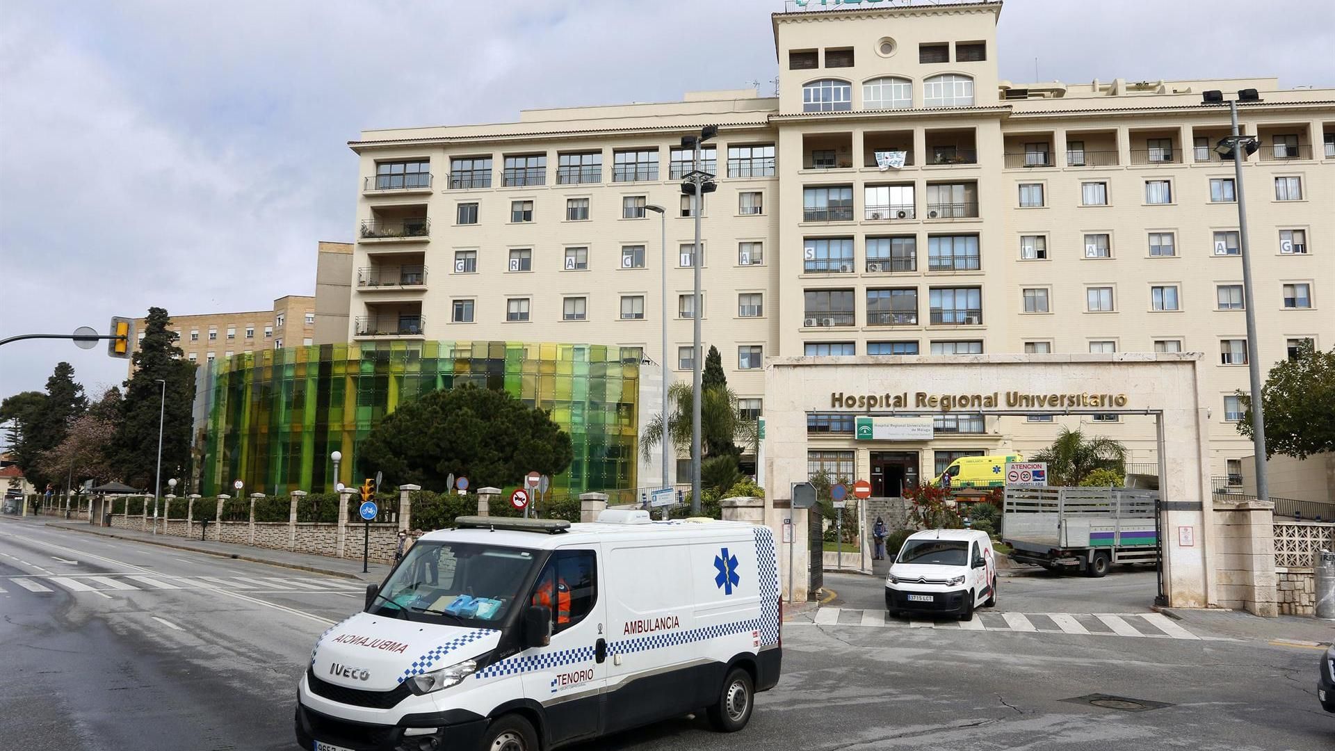 Ambulancia saliendo del del Hospital Regional de Málaga