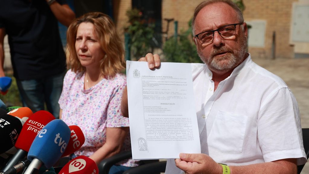 Archivo - Eva Casanueva y Antonio del Castillo, padres de Marta del Castillo, durante una rueda de prensa.