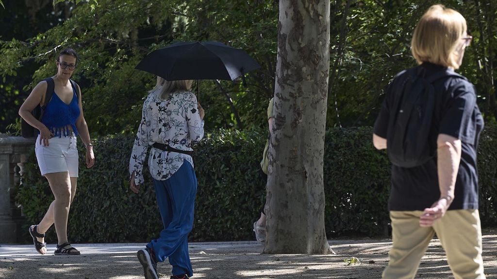 Ciudadana se protege del sol en el parque del Retiro