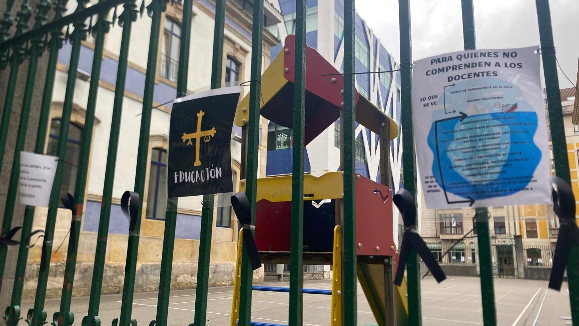 Colegio Público de Gijón con carteles de protesta y anuncio de huelga.