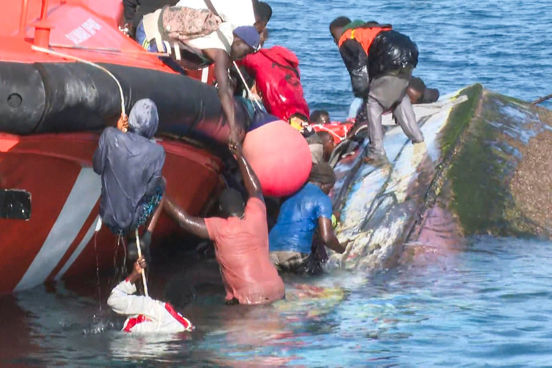 Desesperación y angustia tras el vuelco de un cayuco en El Hierro: los momentos de la tragedia