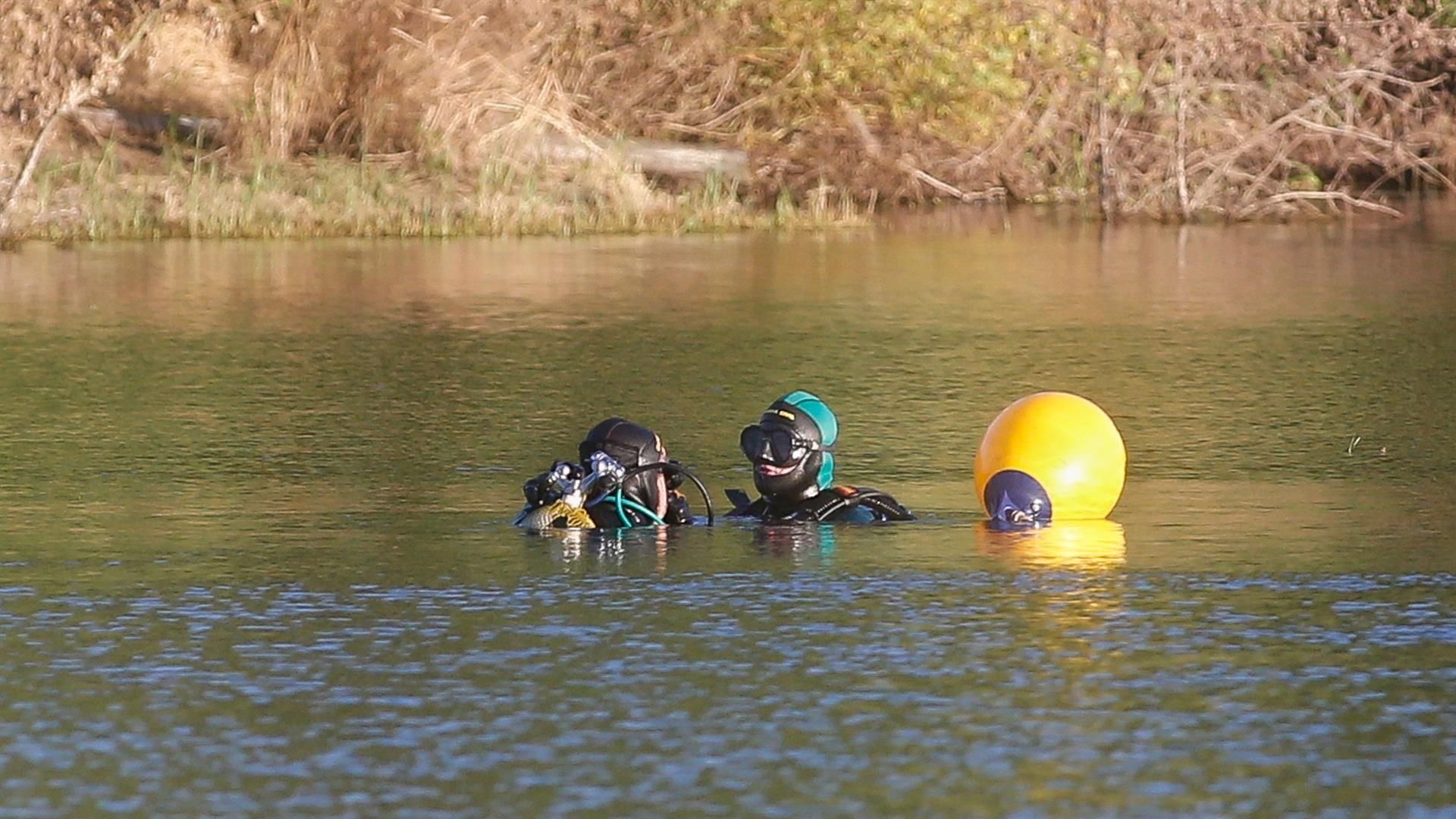 Dos buzos de la Guardia Civil durante la búsqueda de los dos desaparecidos en el embalse de Belesar