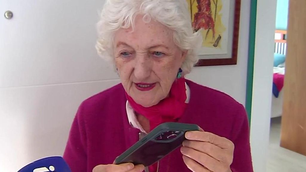 El abrazo de Jesús Calleja con su hermano Kike al bajar de la nave y el mensaje tranquilizador a su madre