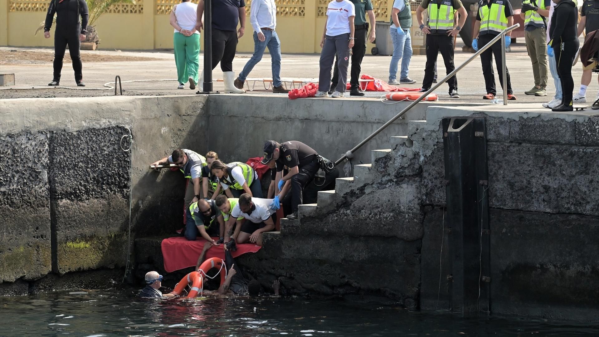 El cayuco volcado en El Hierro partió de Guinea Conakry  con más de 150 personas y unos 20 menores