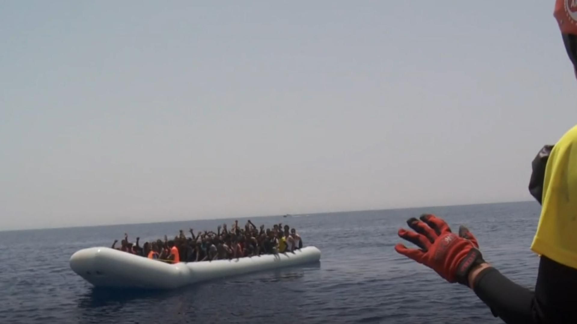 El momento del desembarco, uno de los más peligrosos en los rescates a migrantes en el mar