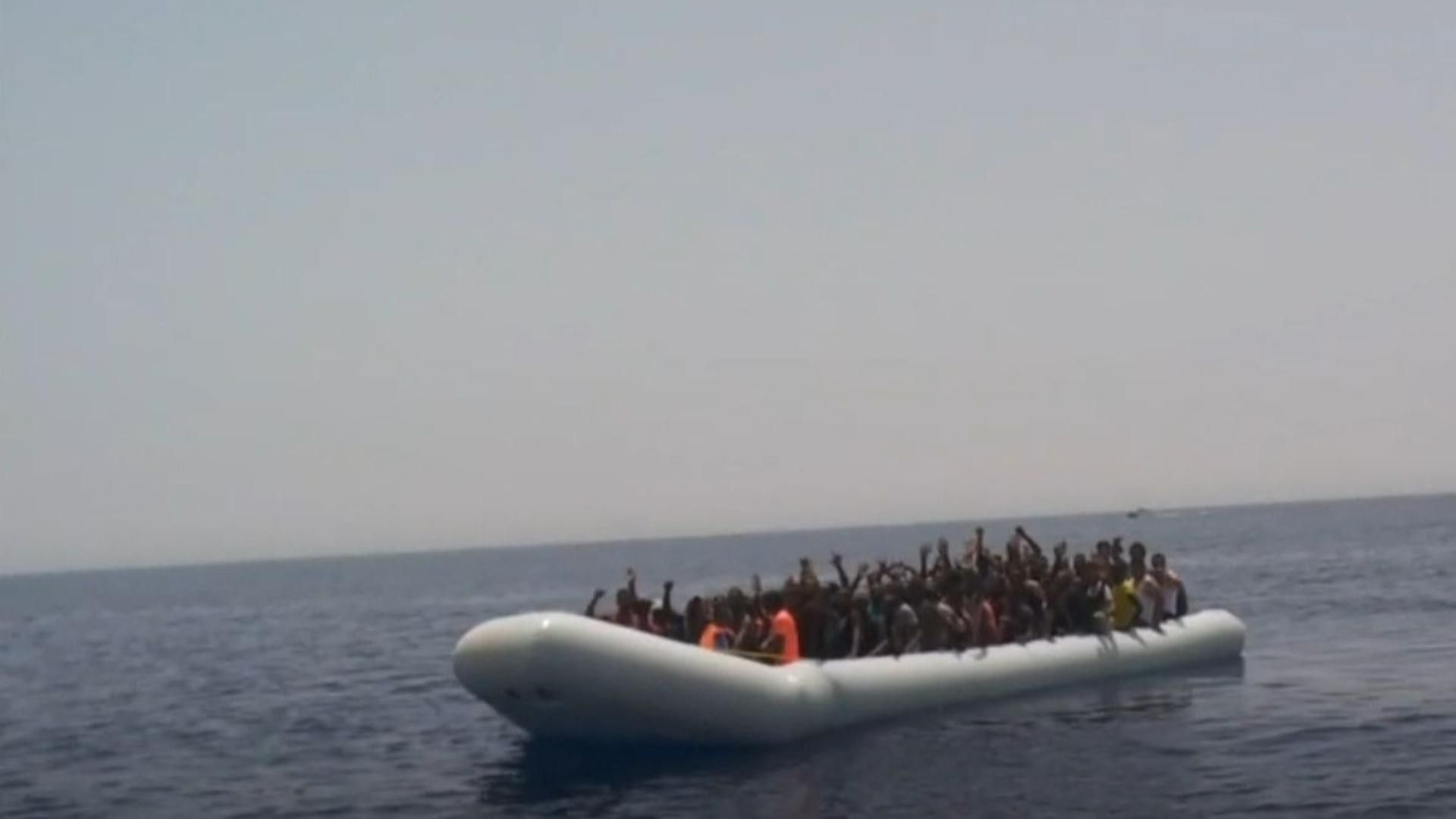 El momento del desembarco, uno de los más peligrosos en los rescates a migrantes en el mar