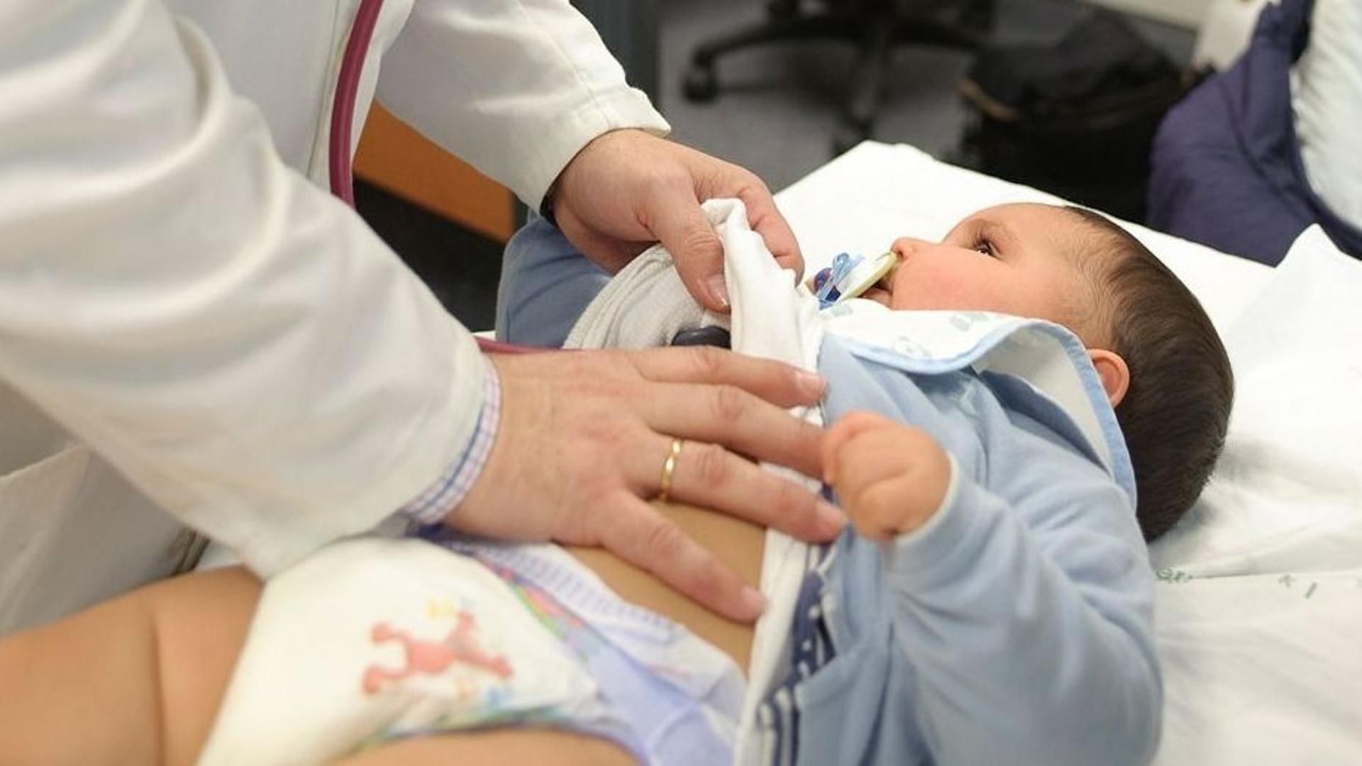El uso frecuente de antibióticos en bebés y niños pequeños puede aumentar el riesgo de asma y alergias