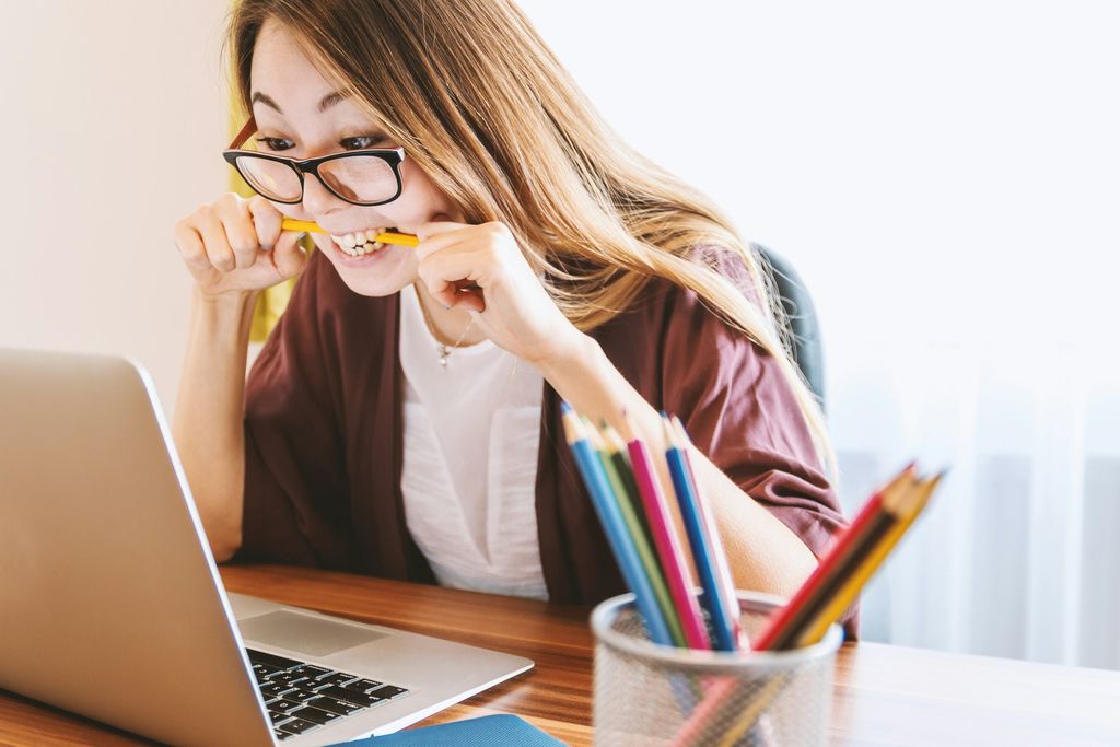 Estudiante mordiendo un lapicero