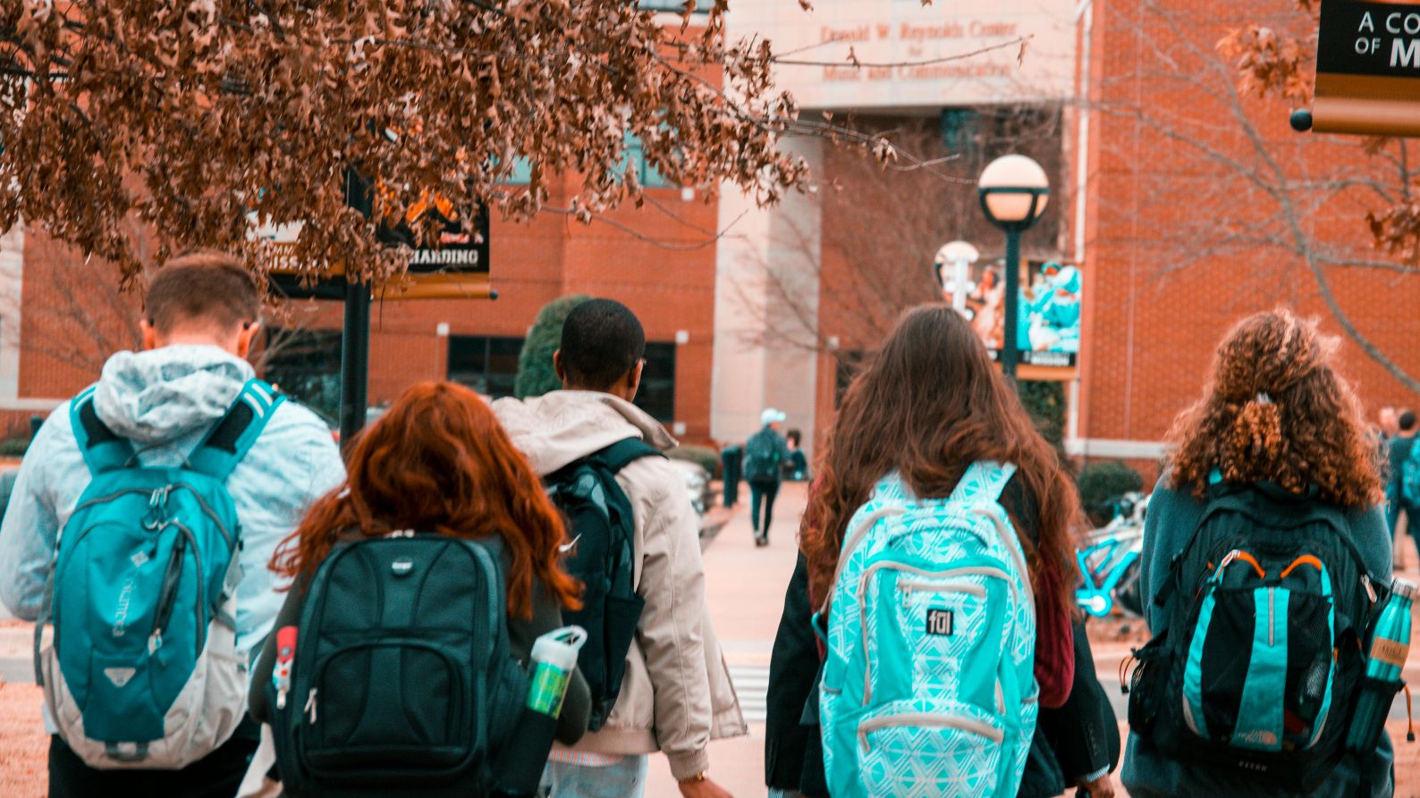 Estudiantes con mochilas escolares