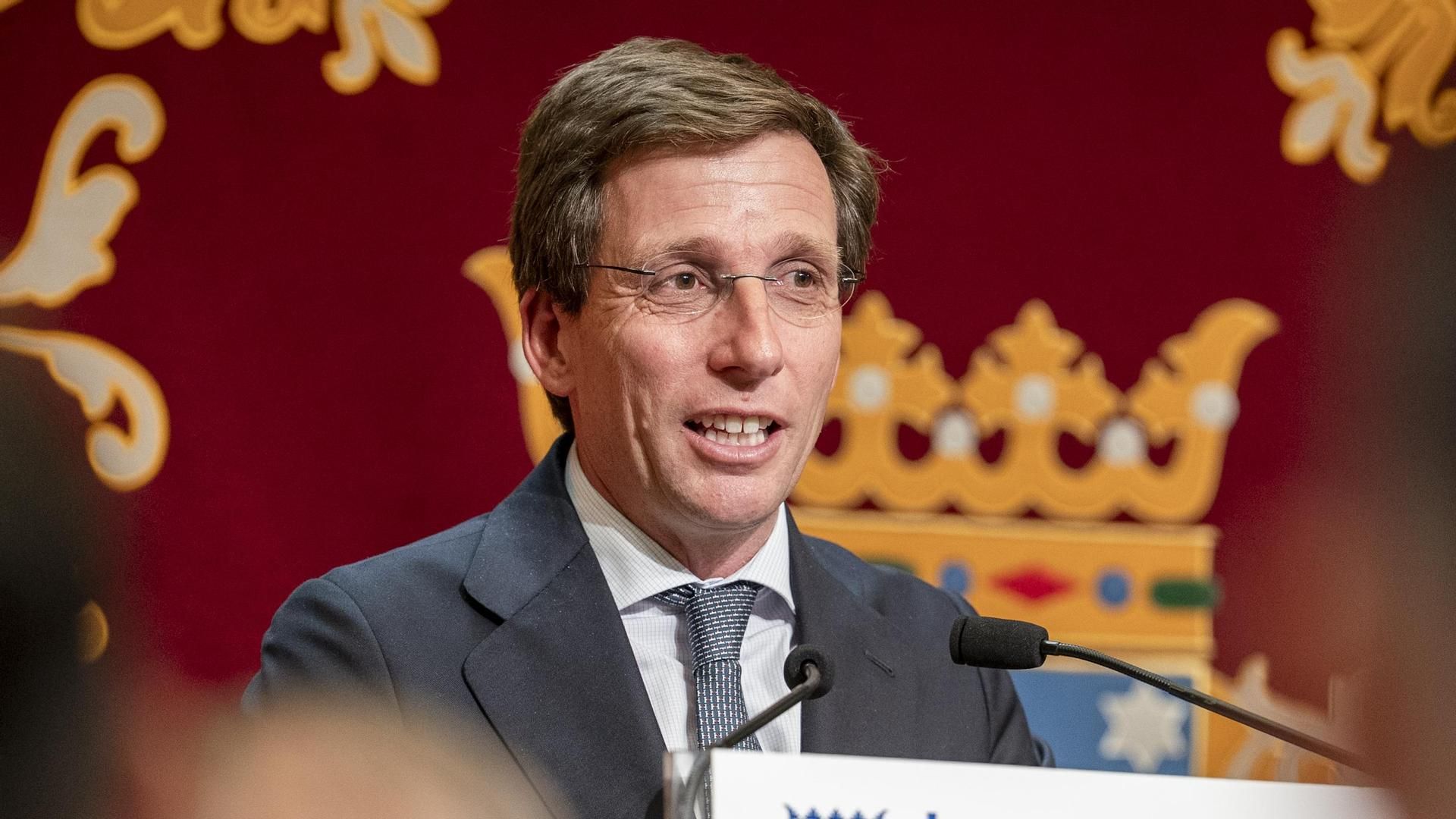 EuropaPress 6754204 alcalde madrid jose luis martinez almeida recibe rayo vallecano palacio