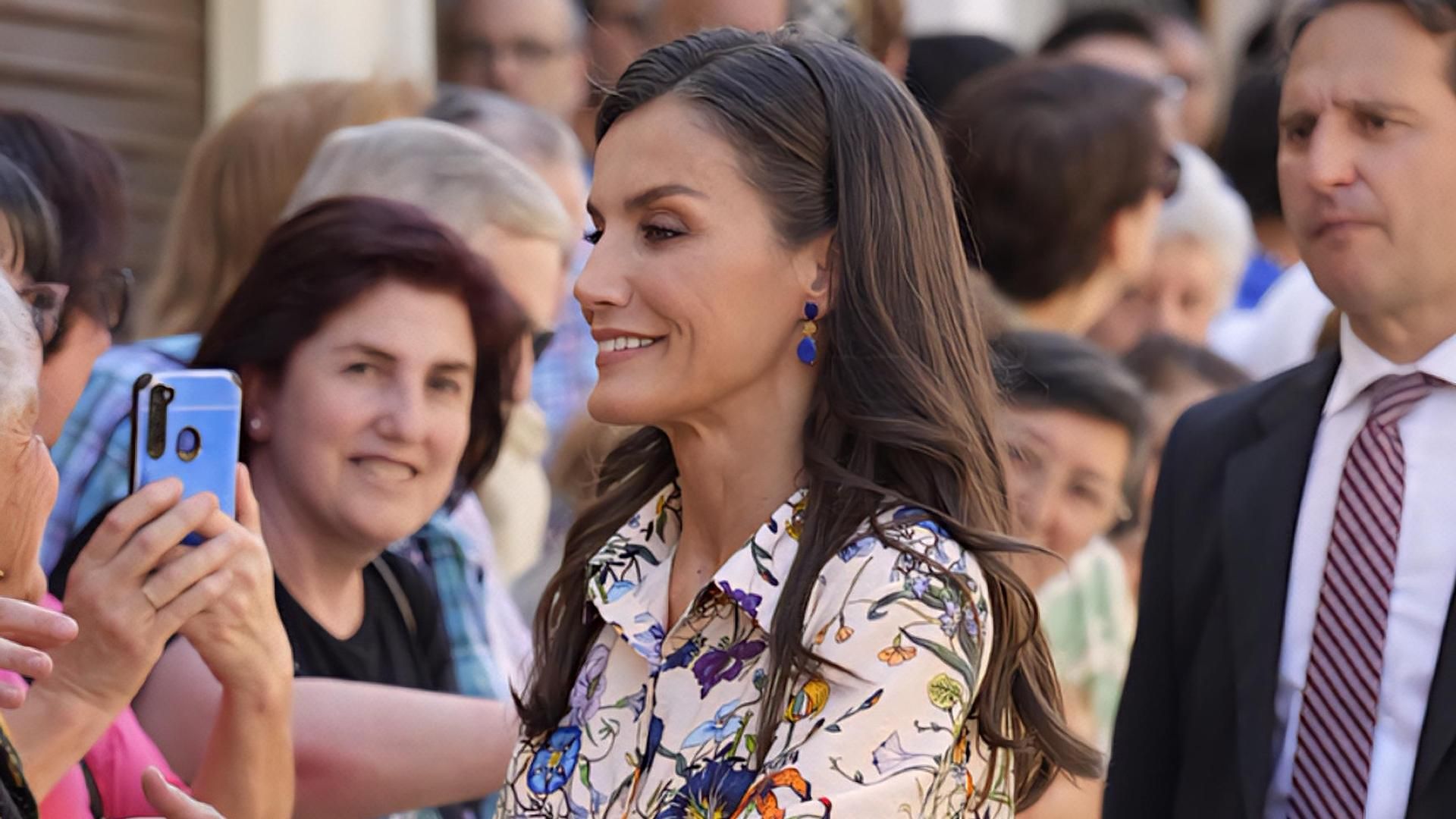 EuropaPress 6755752 reina letizia saluda vecinos llegada ayuntamiento guadalupe 28 mayo 2025