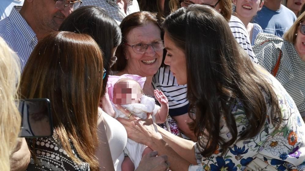 La reina Letizia con el bebé.