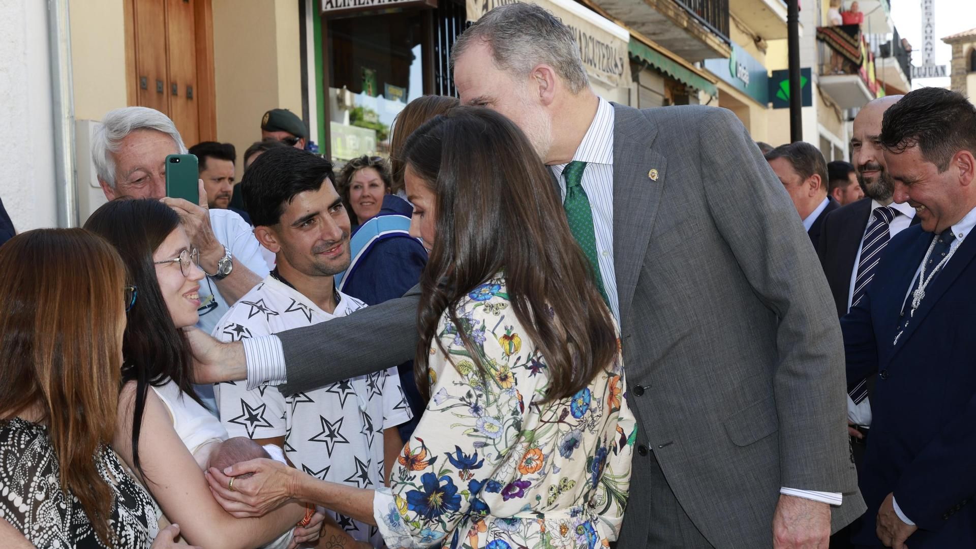 Los reyes con el bebé.