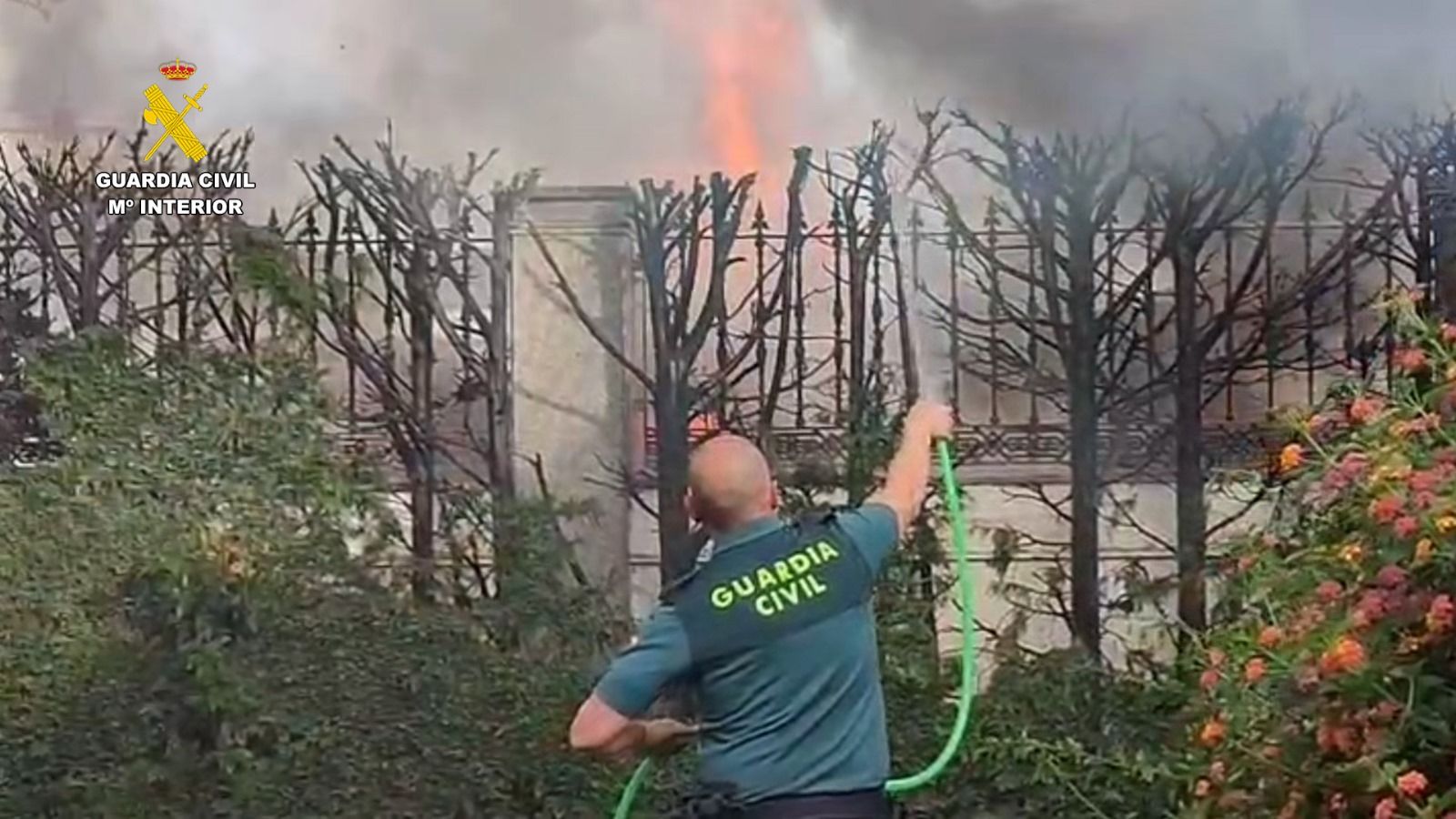 Imagen de los trabajos de extinción del vehículo de la limpieza en Punta Umbría, Huelva