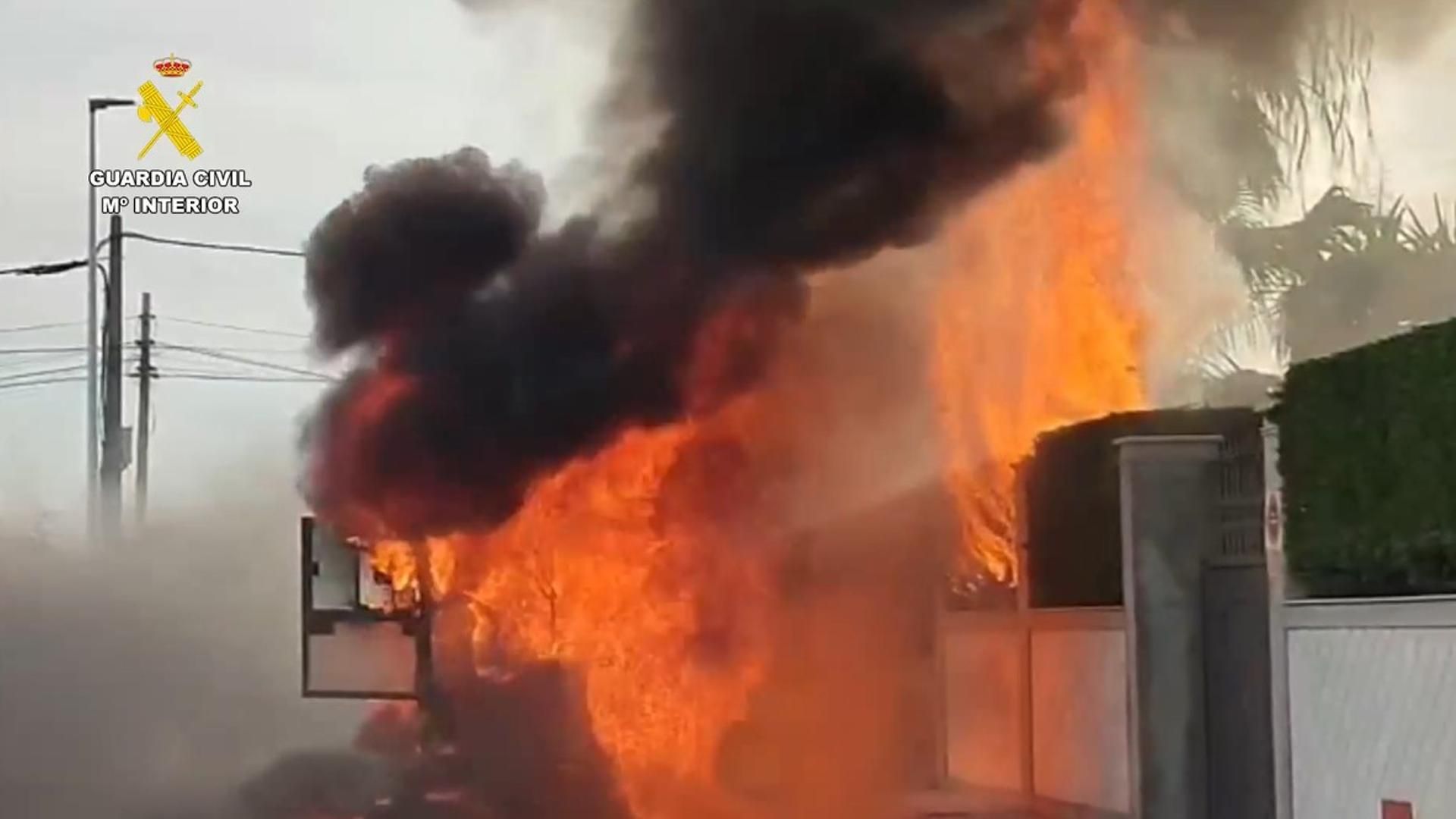 Incendio de un vehículo en Punta Umbría alcanza las viviendas cercanas