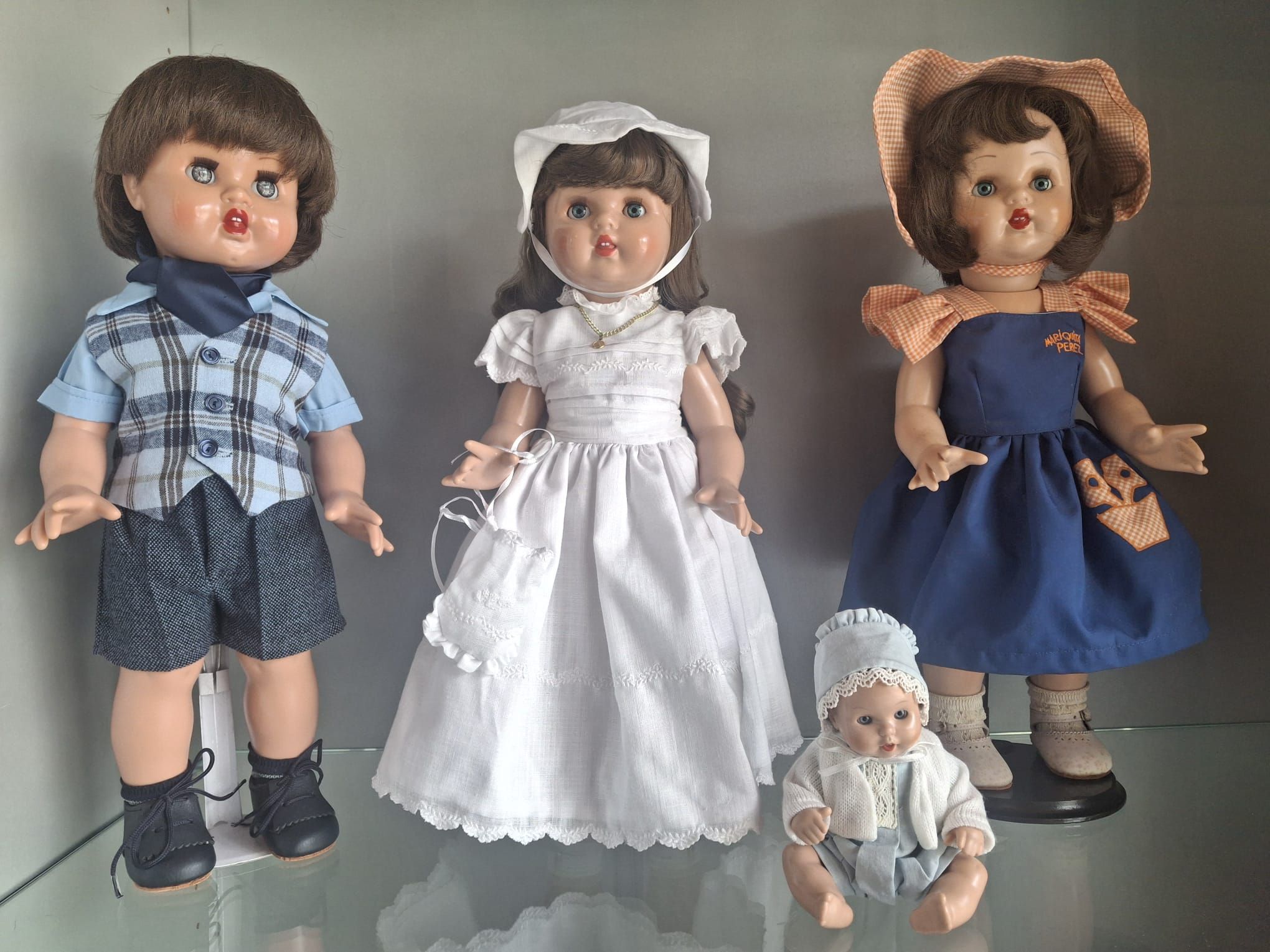 La comisaría no duda en elegir su muñeca de Primera Comunión como su favorita