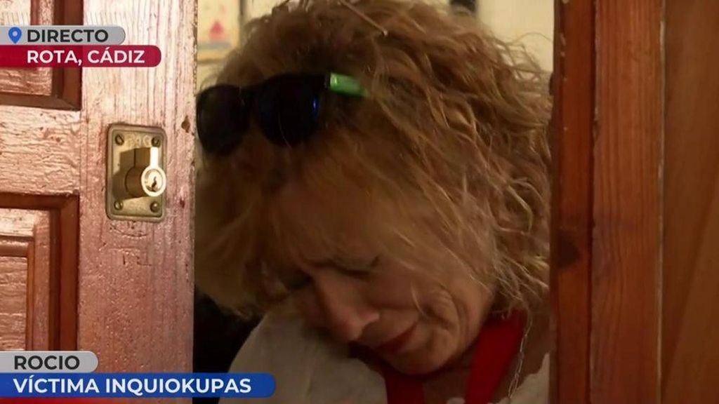 La dueña de una casa destrozada sufre un ataque de ansiedad en directo ante las amenazas de muerte de su okupa: "Está temblando"