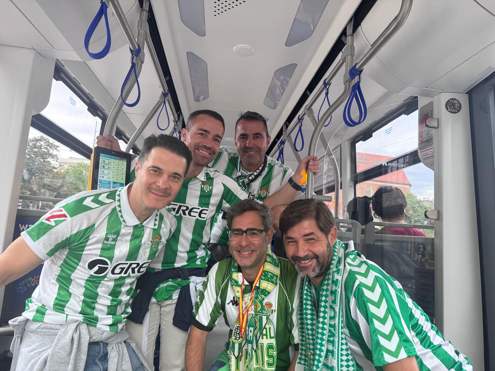 Los cinco amigos de Huelva en el tranvía que les lleva al centro de Breslavia