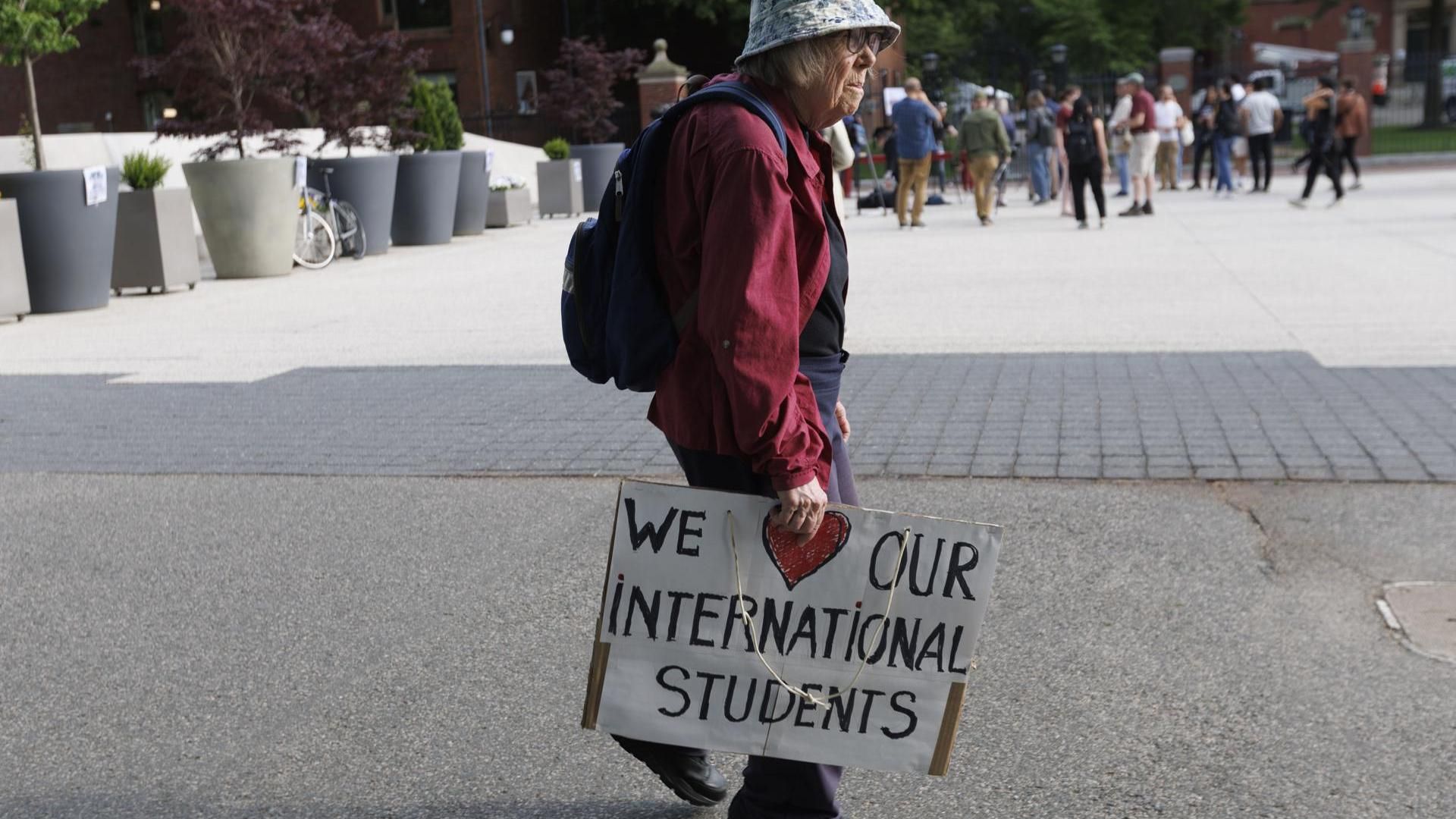 Manifestación en la Universidad de Harvard contra la política de Trump