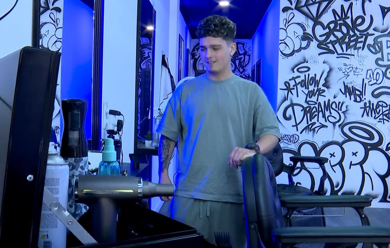 Mario en su barbería