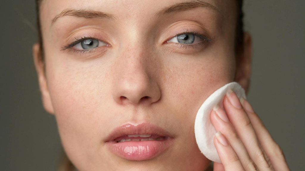 Mujer aplicando producto en su cara