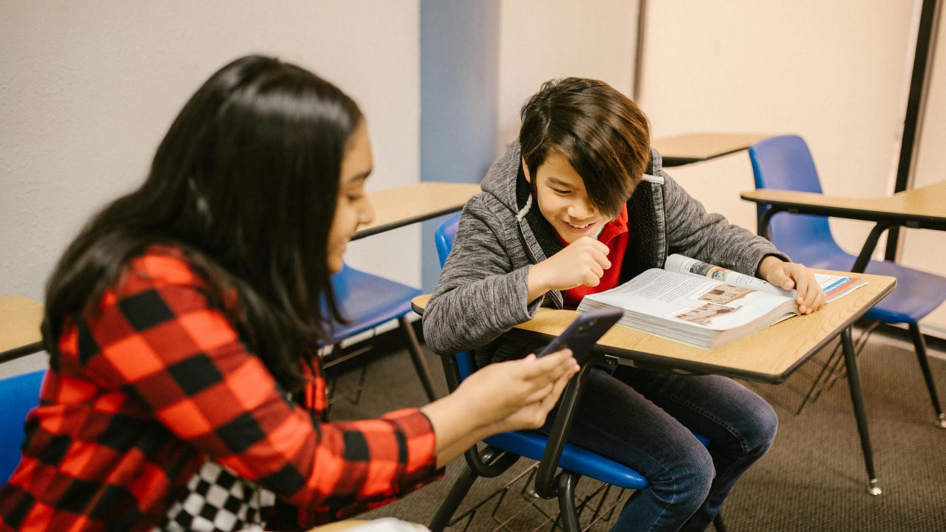 Niños viendo móvil