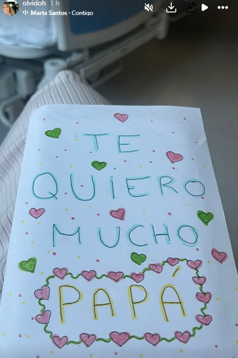 Olvido Hormigos enseña el mensaje de ánimo que su hija ha dado a su padre en el hospital