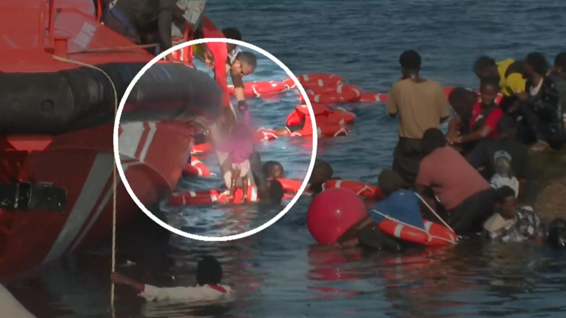 Rescates in extremis en el puerto de La Restinga tras el trágico vuelco de un cayuco con más de un centenar de personas