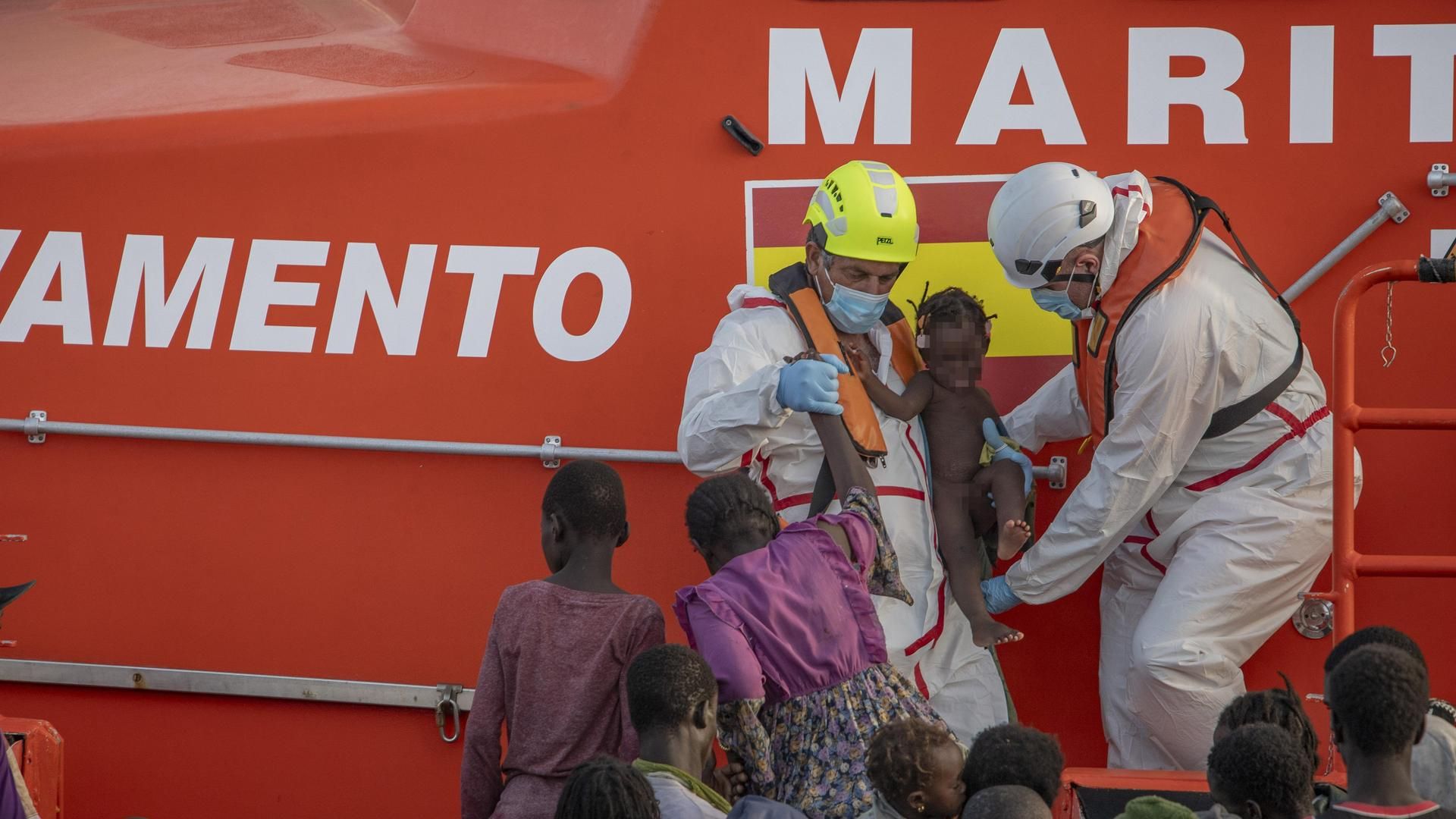 Salvamento Marítimo rescata a varios menores cerca del Puerto de la Restinga