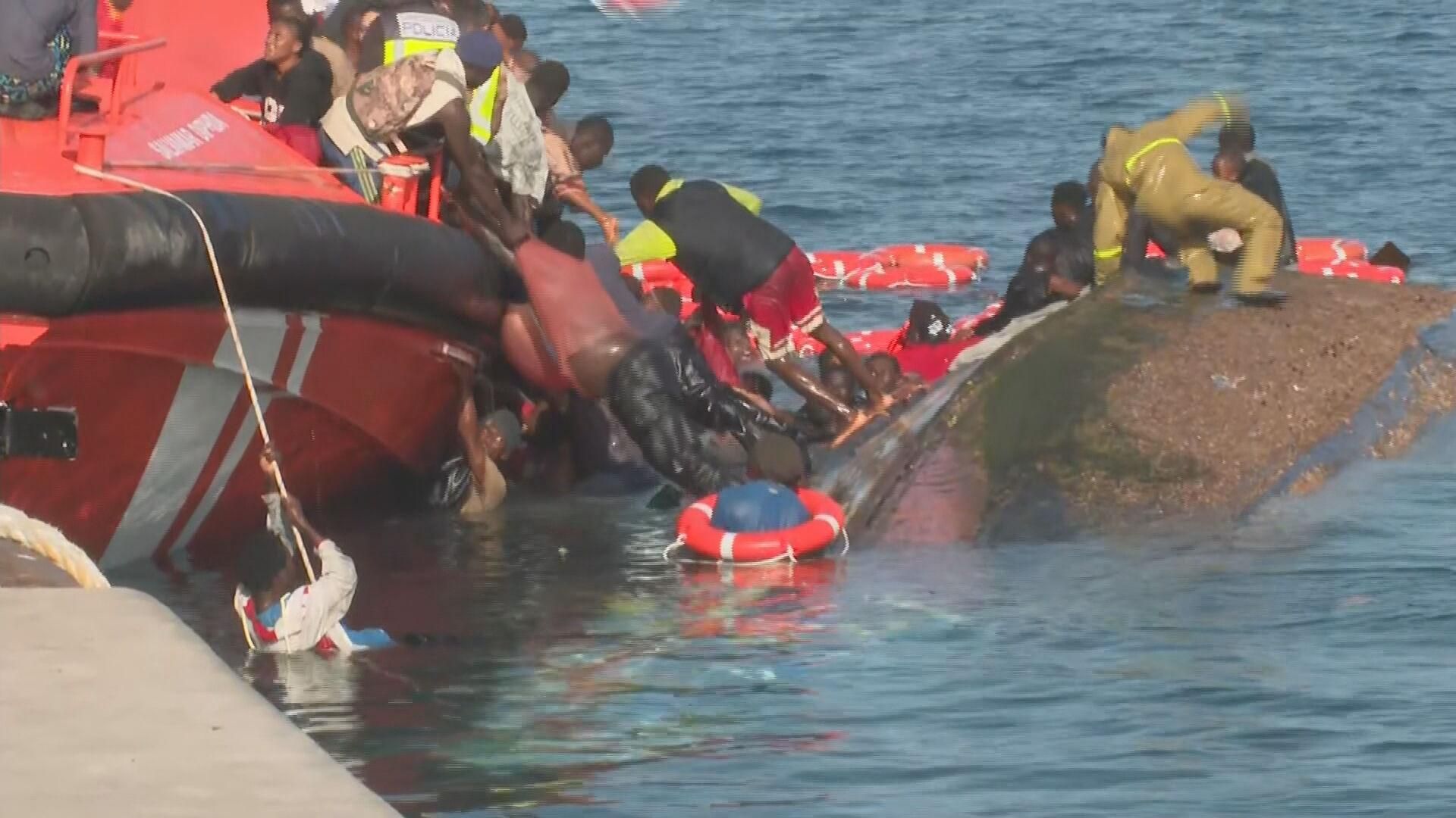 Tragedia en El Hierro | Seis muertas, entre ellas dos menores, tras volcar un cayuco en pleno muelle con un centenar de personas Tragedia en El Hierro | Seis muertas, entre ellas dos menores, tras volcar un cayuco en pleno muelle con un centenar de personas