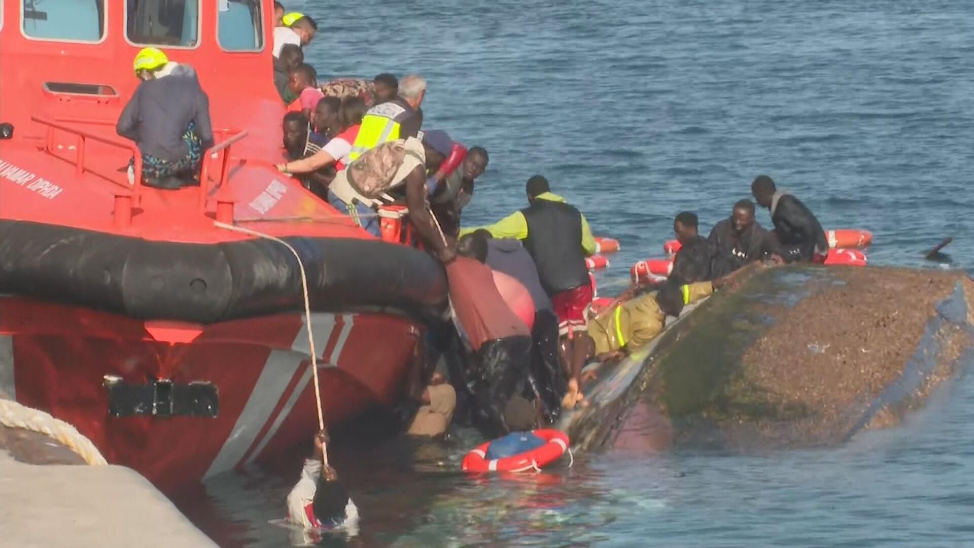 Tragedia en El Hierro | Siete muertas, entre ellas tres menores, tras volcar un cayuco en pleno muelle con un centenar de personas