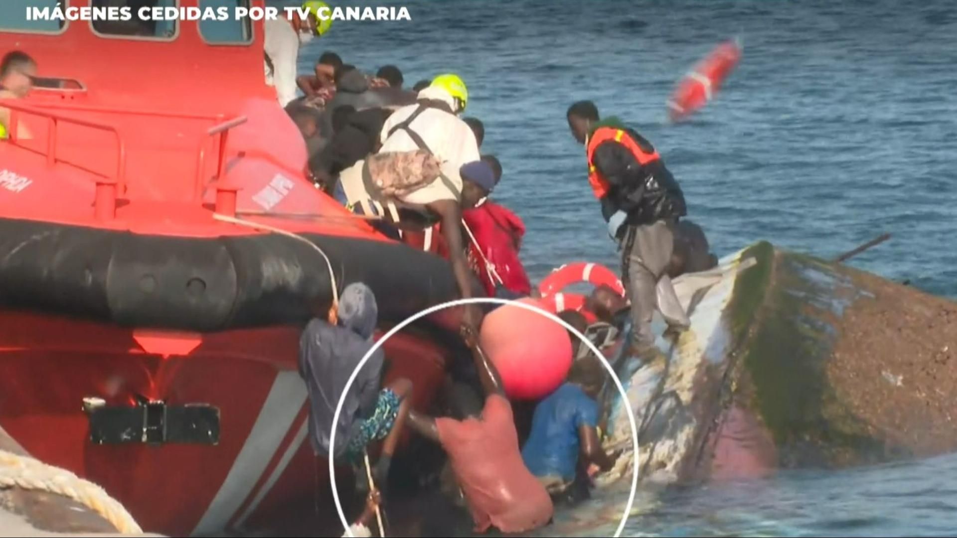 Tragedia en El Hierro | Siete muertas, entre ellas tres menores, tras volcar un cayuco en pleno muelle con un centenar de personas