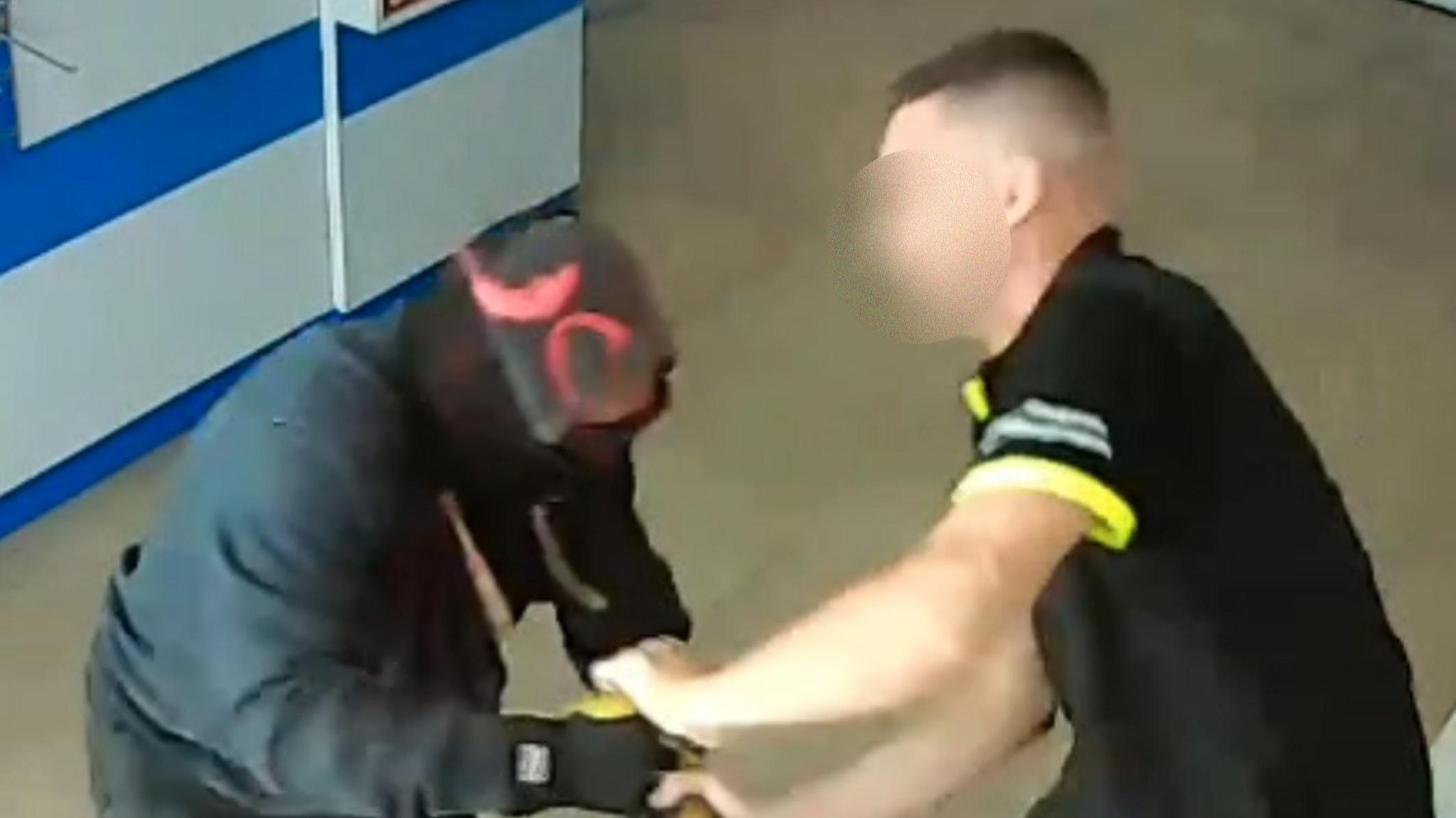 Un hombre intenta atracar con una pistola una gasolinera y los trabajadores lo reducen con una llave y gas pimienta