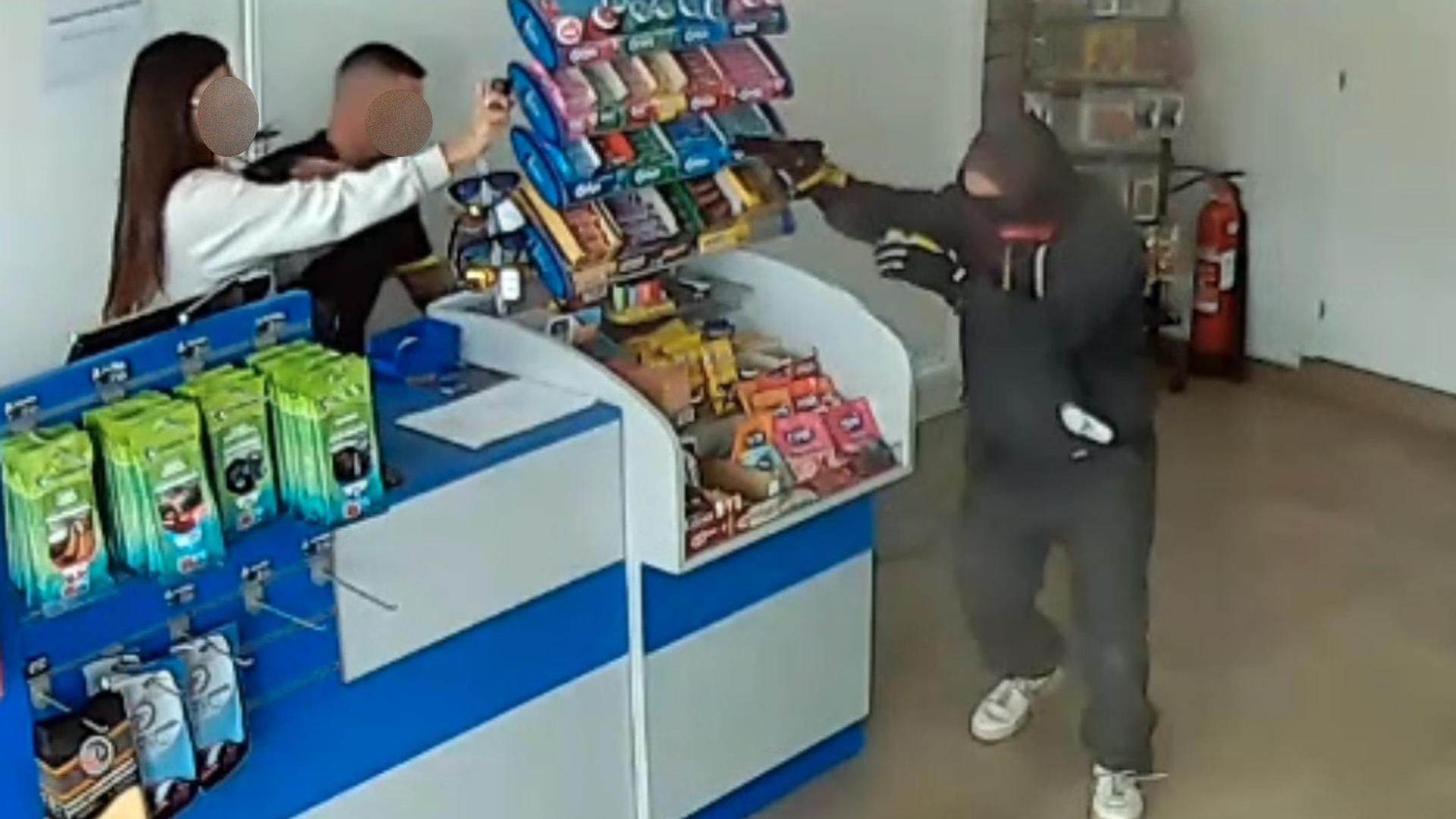 Un hombre intenta atracar una gasolinera en Águilas a punta de pistola y los trabajadores lo reducen haciéndole una llave y usando gas pimienta