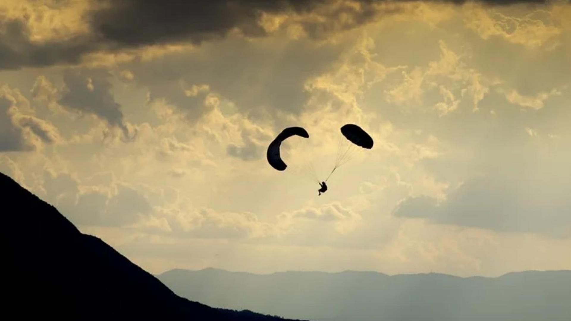 Un parapentista vuela sobre un lago, en una imagen de archivo.