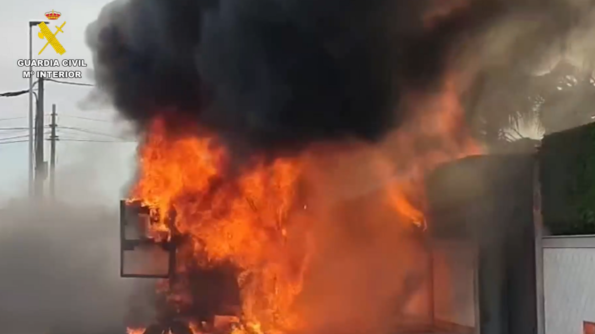 Vehículo de limpieza en llamas en Punta Umbría, Huelva