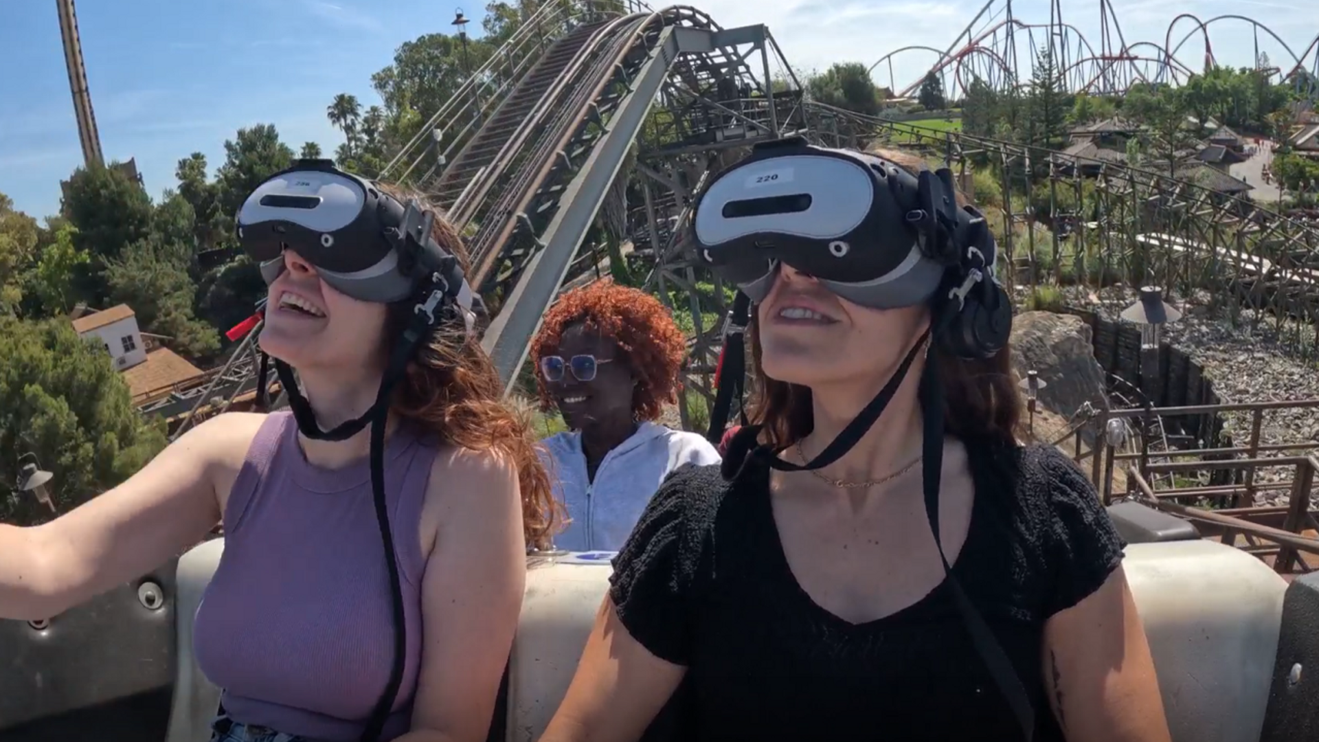 Visitantes disfrutando de la nueva experiencia 'Diablo Neo' de PortAventura Park