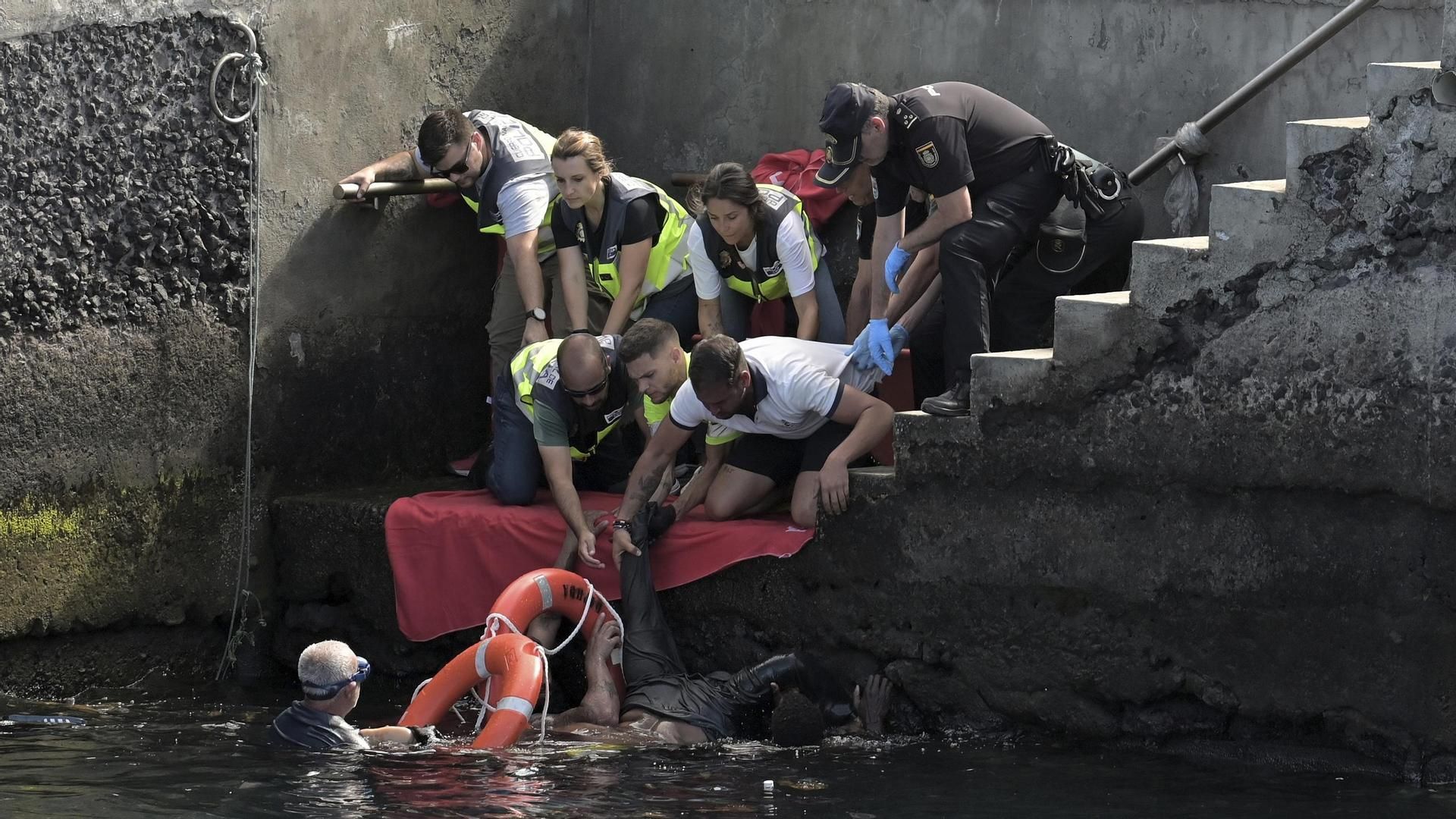 Vuelco mortal de un cayuco en El Hierro: tres de los menores rescatados permanecen graves en Tenerife
