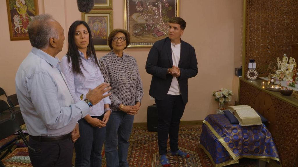 Xuso Jones visita un templo hindú y, tras conocer todos los detalles de su religión, acaba consiguiendo dos participantes de 'LSNLS'