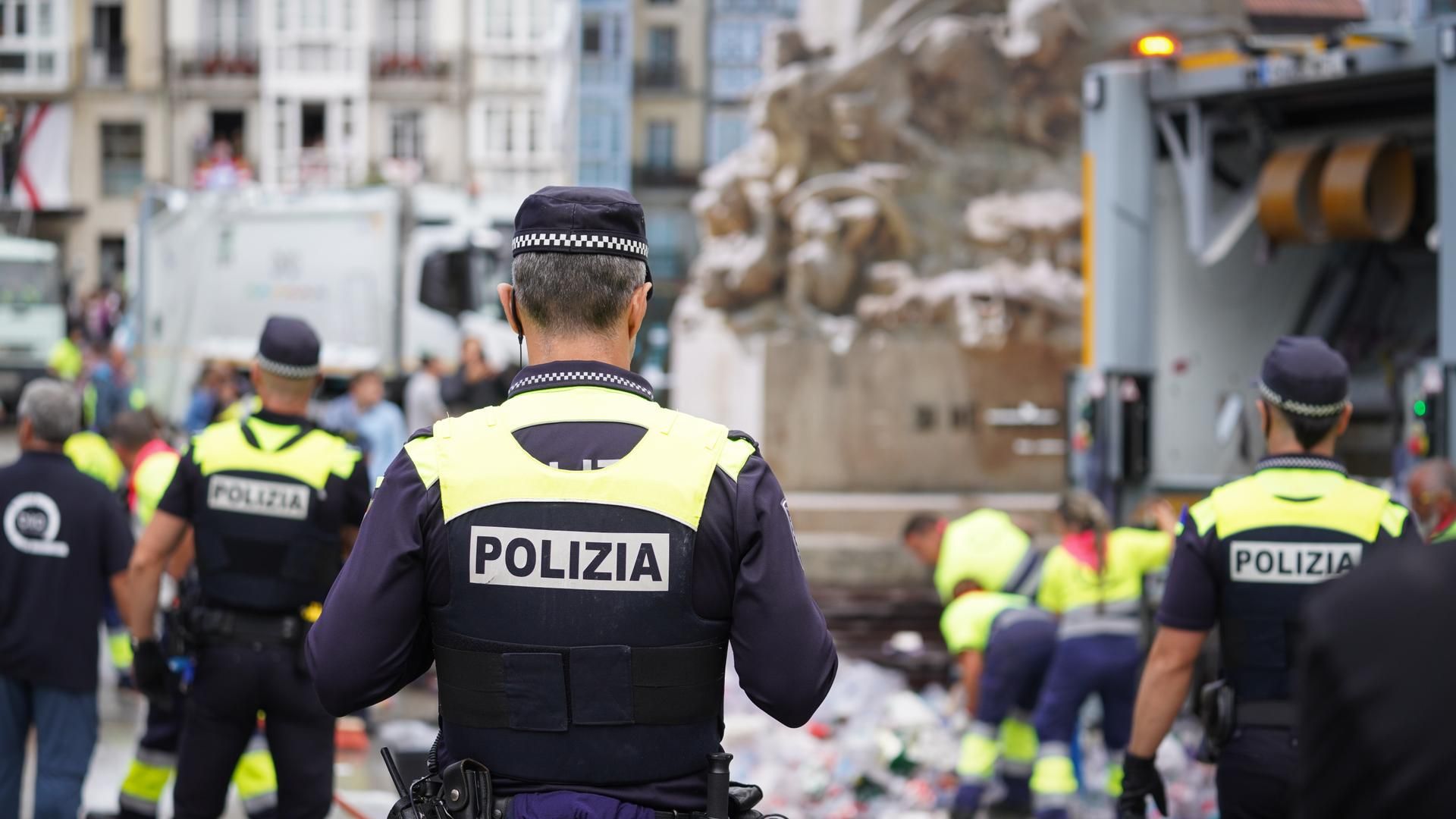 Agentes de la Policía Local en la Plaza de la Virgen Blanca
