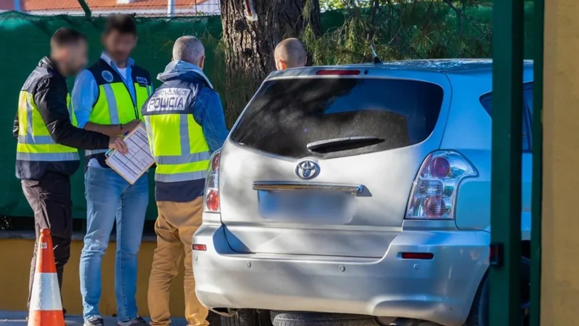 Agentes de la Policía Nacional, junto al vehículo que conducía el acusado del atropello de Torrejón. Agentes de la Policía Nacional, junto al vehículo que conducía el acusado del atropello de Torrejón.